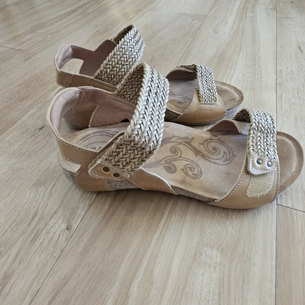 Taos Women's Bonnie Sandal Camel Strappy Leather Comfort 8-8.5 Tan - Picture 2 of 11
